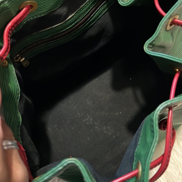 💯% LOUIS VUITTON
Epi Petit Bi-Color Noe Borneo Castillan Red - Picture 8 of 8